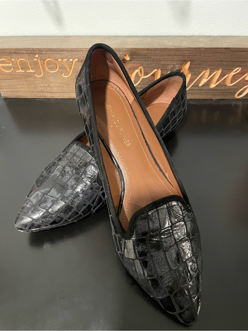 Donald J. Pliner Black Croc-Embossed Pointed toe Flats size 7